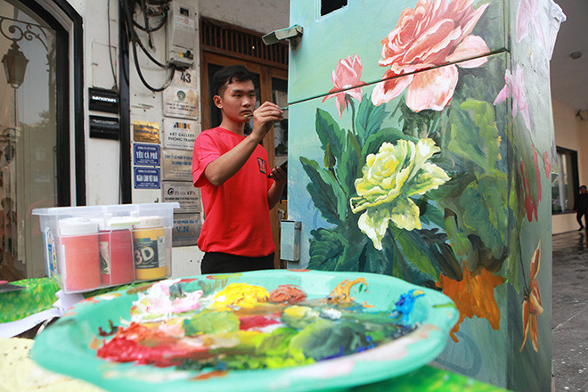 "Những bức tranh được vẽ trên bốt điện nhằm hạn chế rao vặt, quảng cáo, góp phần thay đổi mỹ quan đường phố", anh Thực nói.
