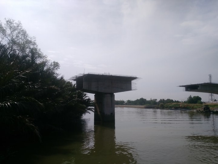 Các hạng mục lở dở nằm trơ trọi giữa lòng con rạch.