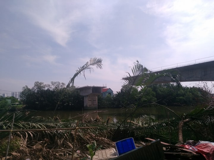 Nguyên nhân khiến việc xây cầu chậm tiến độ là do việc bồi thường cho người dân chưa thỏa đáng nên hàng chục hộ dân sinh sống ở đây không chấp thuận nhận tiền bồi thường để giải tỏa.