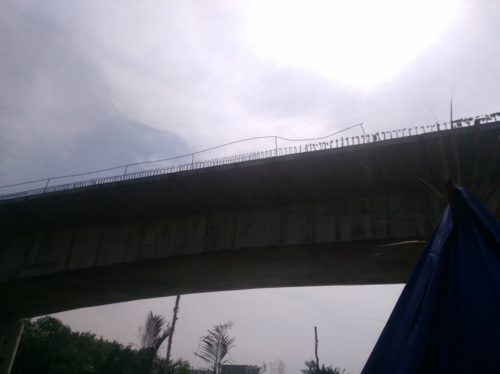 Ghi nhận của PV, hiện tại cây cầu vẫn nằm im lìm giữa rạch với một số hạng mục nằm dang dở phơi nắng, phơi mưa từng năm tháng.