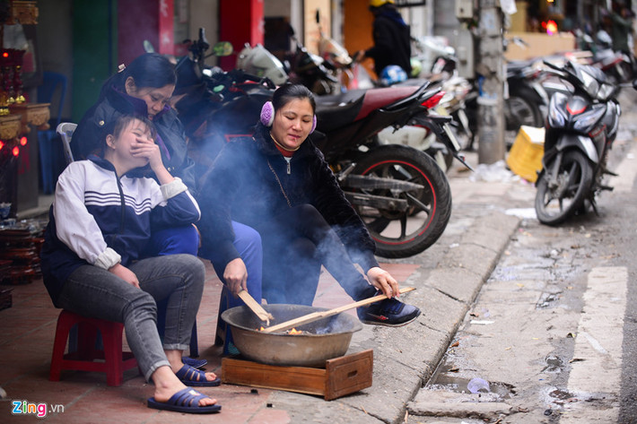 Trên nhiều tuyến phố, không khó để bắt gặp những ngọn lửa nhằm làm giảm bớt không khí lạnh buốt đang bủa vây.