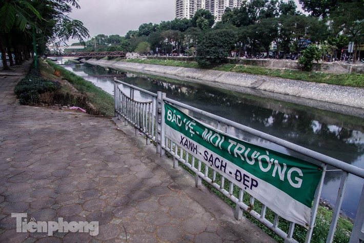 Nước sông Tô Lịch luôn trong trạng thái đen ngòm.