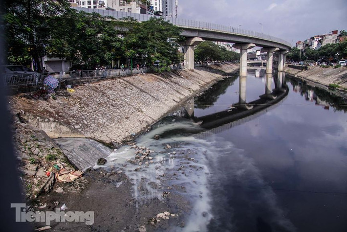 Lâu nay, sông Tô Lịch đang bị ô nhiễm khi màu nước luôn đen kịt.