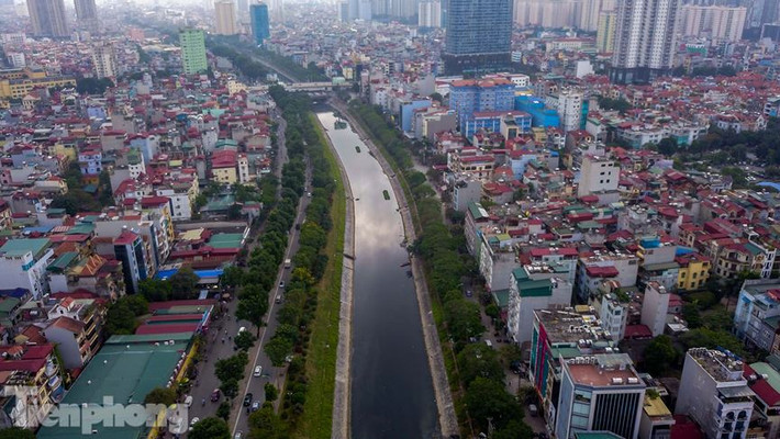 Với chiều dài khoảng 14km, sông Tô Lịch chảy qua địa phận 6 quận, huyện: Ba Đình, Cầu Giấy, Đống Đa, Thanh Xuân, Hoàng Mai, Thanh Trì. Điểm bắt đầu từ phường Nghĩa Đô, thuộc quận Cầu Giấy (phía Nam đường Hoàng Quốc Việt), điểm cuối đổ ra sông Nhuệ ở đối diện làng Hữu Từ, thuộc xã Hữu Hòa, huyện Thanh Trì.