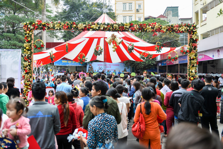 Hàng trăm em nhỏ và cha mẹ đã có mặt tại khuôn viên canteen bệnh viện để tham dự chương trình. Bệnh nhi vui chơi, nhận quá miễn phí ngày Giáng sinh, hàng ngàn món quà được gửi tặng đến các em nhỏ tại Bệnh viện Nhi Trung ương.