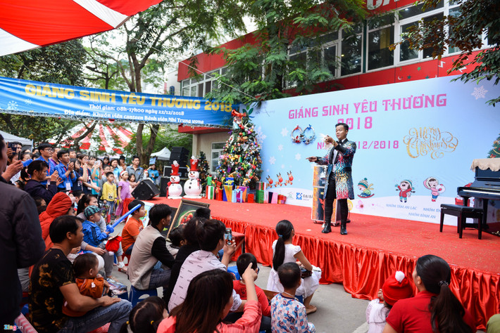 Khuôn viên được trang trí nhiều cây thông cũng các tiết mục ca nhạc đặc sắc, ảo thuật hấp dẫn các bệnh nhi.