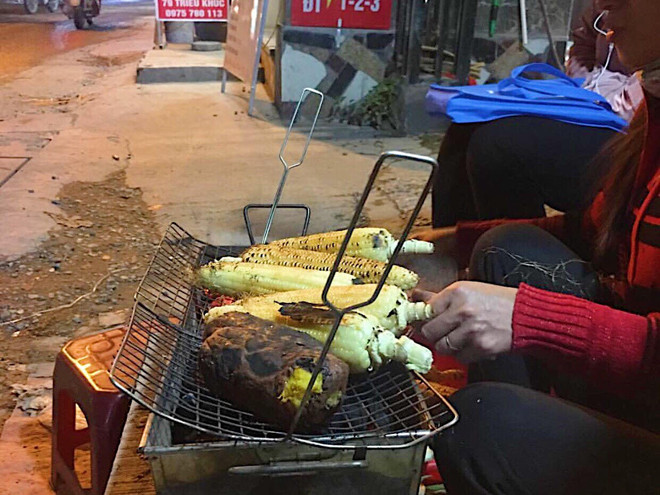 Hơi ấm từ vỉ than tuy không đáng kể nhưng cũng phần nào xua đi được cái lạnh dưới 10 độ của những đêm đông giá lạnh của Hà Nội.