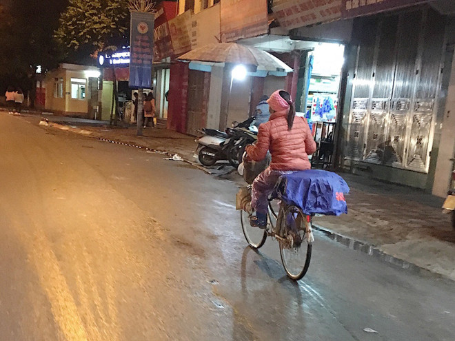 Tại các khu trọ của sinh viên, những người bán hàng dắt xe đạp chở bỏng ngô, bánh đa vẫn cần mẫn đi làm.