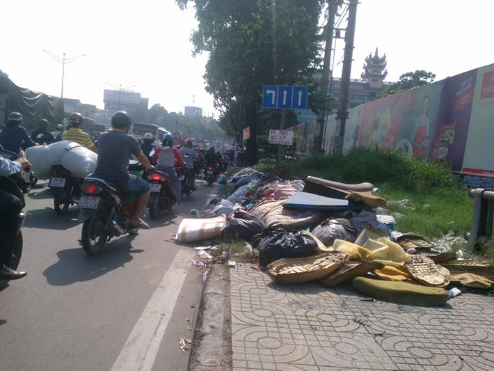 Thế nhưng sau lễ phát động, hàng loạt tuyến đường lớn ở đô thị lớn nhất nước như đường Trường Chinh, quốc lộ 1A, quốc lộ 22… bị bao phủ bởi những đám rác thải ngập đường phố, vỉa hè, thậm chí tràn ra lòng đường.