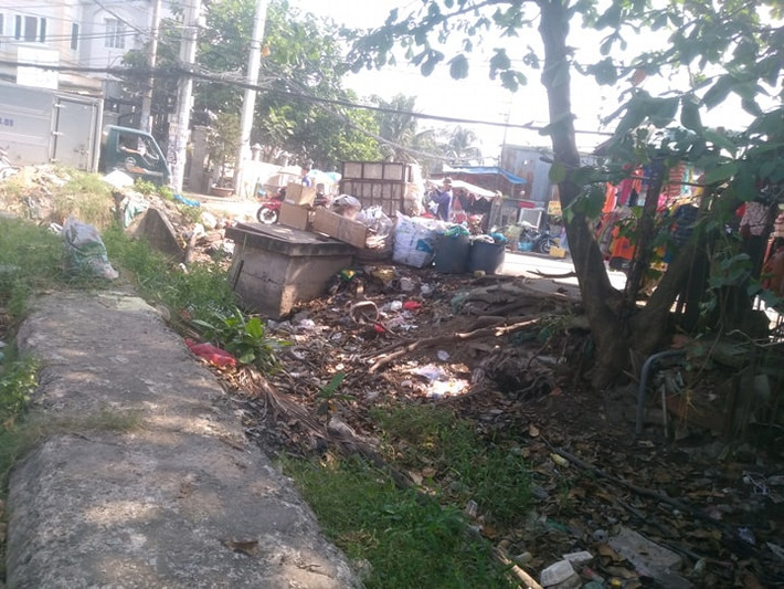Theo người dân cho biết, các đối tượng thường lợi dụng vào buổi tối, lúc đó ít người đi lại, việc đổ trộm rác thải sẽ diễn ra dễ dàng và không bị ai phát hiện.