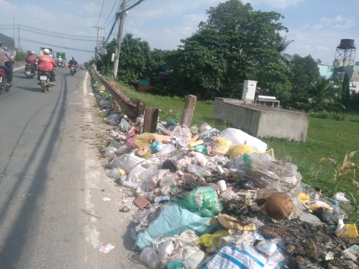 Rác ngổn ngang, tràn lan bốc mùi hôi thối trên quốc lộ 1A đoạn qua quận 12.