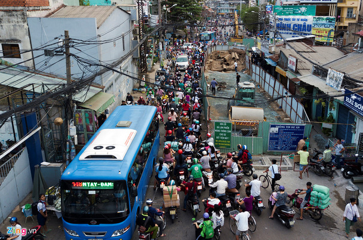 Những lô cốt dài hàng chục mét, xuất hiện nhiều tháng nay trên tuyến đường này nhưng vẫn chưa hoàn thành theo thời gian đưa ra. Hiện tại mặt đường bị bó hẹp, các loại ôtô không thể chạy cùng lúc hai chiều mà phải chờ nhau, người đi xe máy chen chúc, khó khăn để vượt qua.
