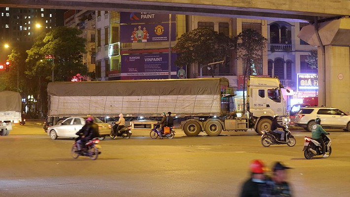 Những tuyến phố thường xuyên có xe tải lớn hoạt động cũng là những cung đường có mật độ giao thông cao.