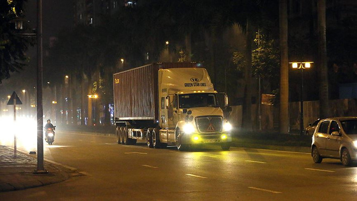 Theo quy định thì xe tải nặng không được phép lưu thông vào khu vực nội thành từ 6h đến 22h hàng ngày, trừ một số tuyến đường hành lang cho phép lưu thông.