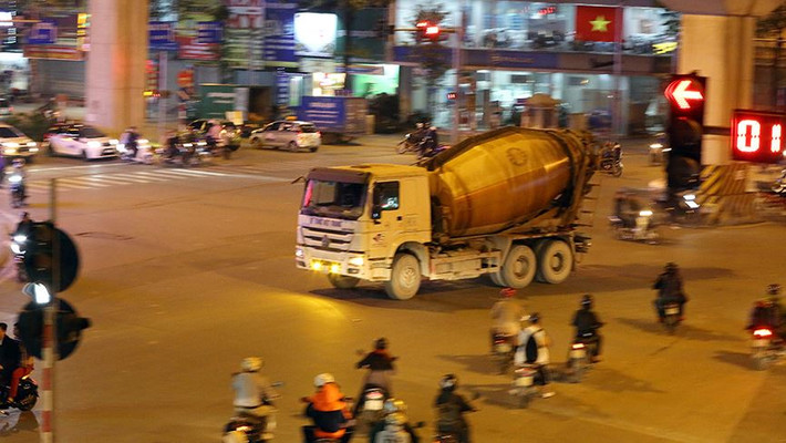 Nhiều phương tiện chay với tốc độ cao và bất chấp cả tín hiệu đèn giao thông.