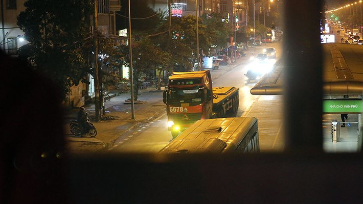 Xe đầu kéo cũng hoạt động tấp nập.