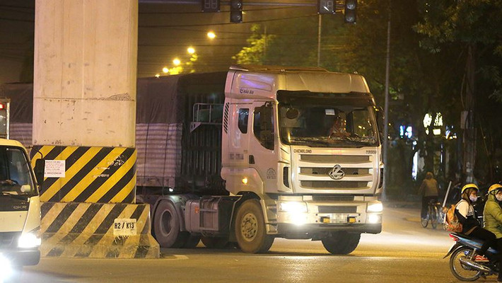 Những chiếc xe cỡ lớn bấm còi hơi inh ỏi khiến người đi đường kinh hồn bạt vía.
