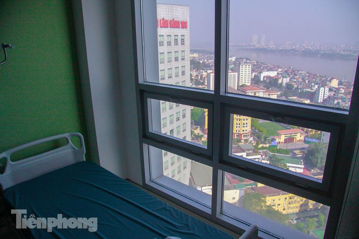 Hầu hết tất cả các phòng bệnh đều có có cửa sổ lớn ngắm nghìn cảnh quan thành phố, sông Hồng.