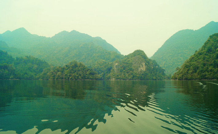 Với đồi núi bao quanh, hồ Ba Bể trở thành "thiên đường" hiếm có trong nhân gian (Ảnh: Long Trọng)