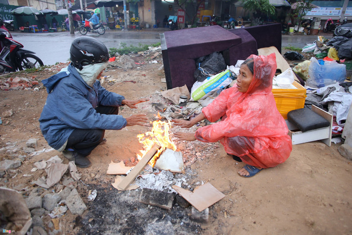 Bà Trần Thị Huyền và ông Tống Văn Dinh là những người làm nghề đồng nát. Hai ông bà tận dụng những mảnh gỗ thừa và bìa carton để đốt lửa ngồi sưởi ấm trên phố Hoàng Cầu.