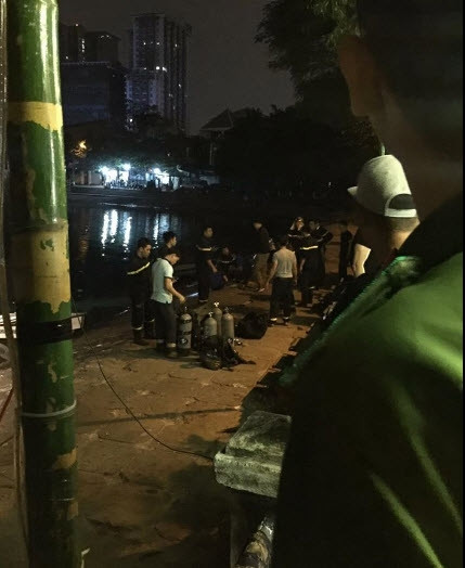 Sau khi tìm kiếm, đội cứu hộ đã tìm thấy thi thể nam thanh niên Vào tối 30/11, có một nhóm thanh niên 3 người đang ngồi uống bia gần hồ Hoàng Cầu (phường Ô Chợ Dừa, quận Đống Đa, TP.Hà Nội.). Sau đó, có 2 người nổi hứng thách đố nhau xem ai dám bơi qua hồ. Nếu làm được thì người kia sẽ trả 300 ngàn đồng. Theo đó, một nam thanh niên SN 2001 quê ở Hà Tĩnh đã bị đuối nước thương tâm khi tham gia vụ cá cược mạo hiểm trên. TP.HCM: Lao vào khách sách sạn cướp 2 tỷ như phim hành động