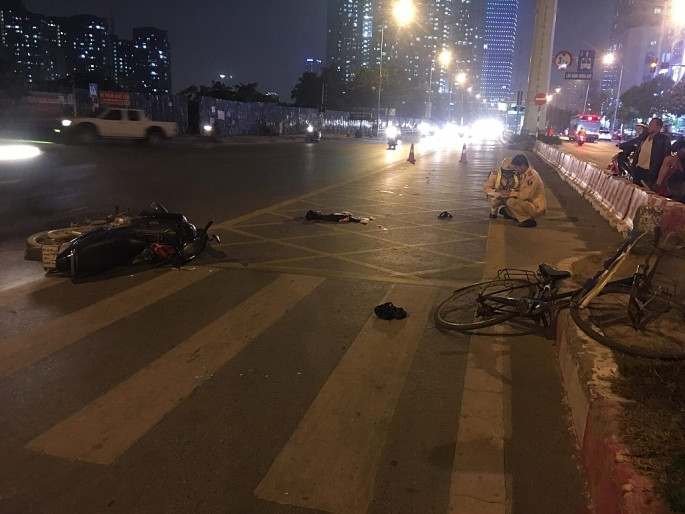 Hiện trường nơi xảy ra tai nạn Vào khoảng 20h30 tối 30/11, trên đường Tố Hữu (đoạn Lê Văn Lương kéo dài) đã xảy ra vụ tai nạn giao thông giữa xe máy mang BKS 29-T7 2149 đang lưu thông từ ngã tư Lê Văn Lương theo hướng Hà Đông, khi đến ngã ba Tố Hữu - Trung Văn thì xảy ra va chạm với một người phụ nữ trung niên 53 tuổi đi xe đạp. Cú va chạm mạnh khiến người phụ nữ đi xe đạp ngã xuống đường và bị thương nặng, còn người đàn ông đi xe máy chỉ bị xây xát nhẹ. Vì 300 nghìn đồng, một thanh niên 2k chết đuối ở hồ Hoàng Cầu