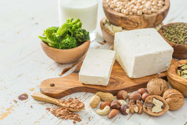 1. Đậu phụ hạnh nhân. Đậu phụ hạnh nhân là món tráng miệng truyền thống của ẩm thực Bắc Kinh, Quảng Đông. Mặc dù có chữ “đậu phụ” song món ăn lại không làm từ đậu nành. (Ảnh: Healthweeklytalk)
