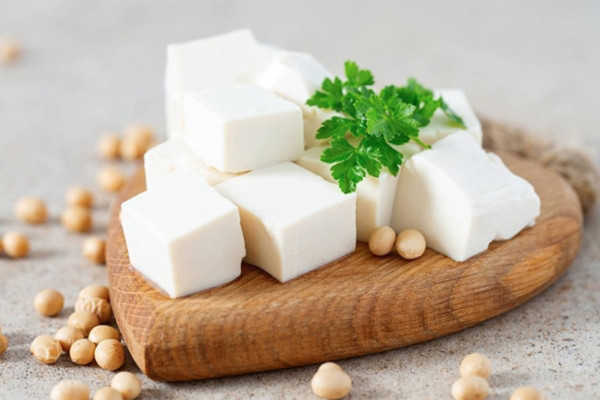 Chuyên gia sức khỏe cũng nhấn mạnh, đậu phụ làm từ đậu nành chứa lượng protein thực vật cao song không thể thay thế hoàn toàn thịt. Protein từ gia cầm và hải sản chứa hàm lượng cân bằng các axit amin mà cơ thể cần. (Ảnh minh họa)