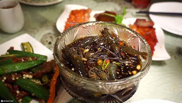 4. Tôm say. Nguyên liệu của món ăn chủ yếu là tôm nước ngọt. Chúng sẽ được cắt râu rồi ngâm vào rượu. Rượu và gia vị ngấm vào thịt khiến tôm đau đớn, nhảy loạn xạ, cuối cùng trở thành món ăn cho thực khách. (Ảnh minh họa)