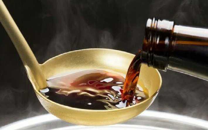 Cuối cùng, hãy chú ý đến các loại gia vị có hàm lượng natri cao như bột ngọt, hạt nêm, xì dầu, dầu hào, mắm gạo,… và kiểm tra danh sách thành phần để hạn chế lượng natri. (Ảnh: Quora)