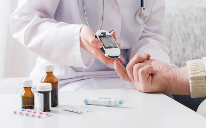 Ăn quá nhiều muối dễ gián tiếp dẫn đến tiết insulin bất thường, thúc đẩy tăng đường huyết. Điều này khiến bệnh nhân đái tháo đường cảm thấy khó chịu, đi tiểu nhiều lần, khát nước và các chứng khó chịu khác ở các mức độ khác nhau. (Ảnh: Vinmec)