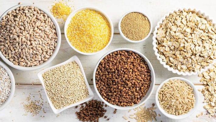 Hơn nữa, ngũ cốc giàu chất xơ, tiêu thụ nhiều sẽ cản trở quá trình hấp thụ dinh dưỡng, ảnh hưởng tiêu hóa. Để nhận tối đa lợi ích, người trưởng thành khỏe mạnh có thể ăn 250-400g ngũ cốc mỗi ngày.