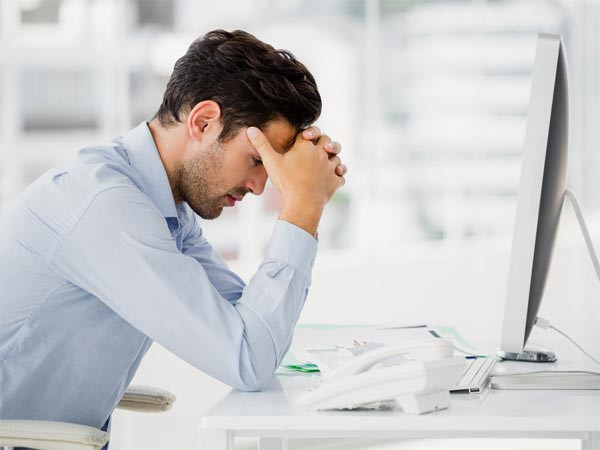 Chưa kể, nam giới được xem là trụ cột gia đình, gánh trên vai nhiều áp lực về kinh tế. Làm việc nặng, chịu nhiều sức ép càng khiến cơ thể dễ suy kiệt, lâu ngày sinh bệnh. Ảnh: Boldsky.