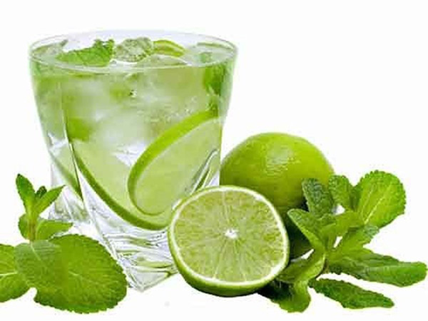 Không nên uống chanh quá đặc. Bình thường, 1 lát chanh nguyên vỏ có thể pha với 1l nước. Tỷ lệ này giúp nước có vị thơm của chanh mà không chua, chát, có thể uống thay nước lọc. Trường hợp nước chanh quá chua, bạn có thể “chữa cháy” bằng cách cho thêm đường hoặc mật ong. Tuy nhiên, không nên cho quá nhiều khiến cơ thể nạp nhiều calo. (Ảnh minh họa)
