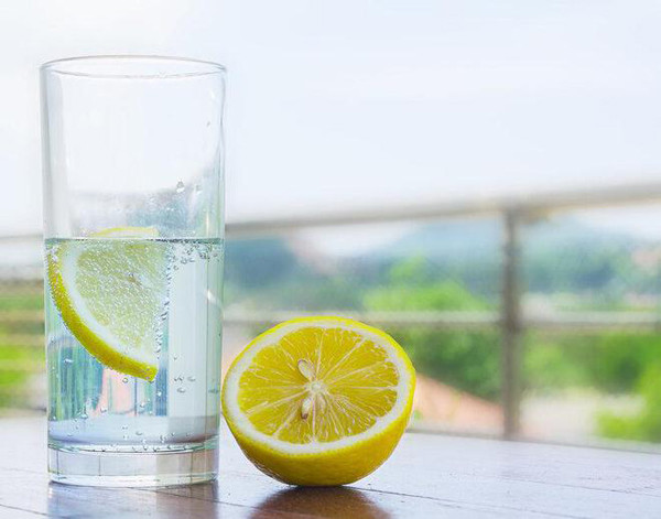 Hôm trước, bạn thân dì Li đến viện thăm. Trong lúc trò chuyện, người bạn cho biết có bài báo tiết lộ “chanh có thể tiêu diệt 12 loại tế bào ung thư và có tác dụng mạnh hơn hóa trị gấp ngàn lần”. Người bạn còn cẩn thận đưa bài báo cho cô Li. Đọc được kiến thức này, dì Li rất mừng, đề xuất suy nghĩ của mình với bác sĩ về việc muốn chữa bệnh bằng chanh. (Ảnh: 39Health)