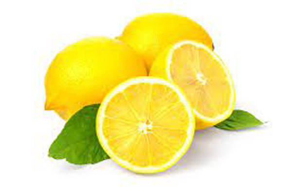 Uống chanh tươi tốt hơn. Chanh tươi chứa nhiều tinh dầu, vitamin C vượt trội hơn chanh khô. Khi ngâm nước, bạn nên cắt đôi quả chanh nguyên vỏ để nhận những dưỡng chất có giá trị. (Ảnh minh họa)