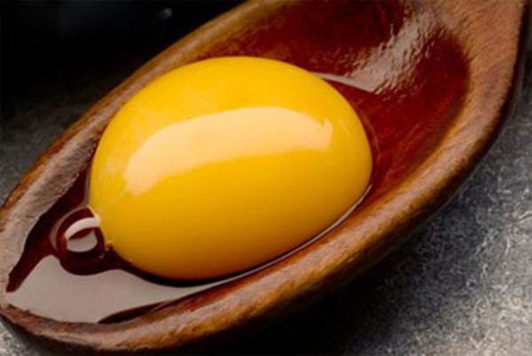 3. Mỡ máu cao không được ăn lòng đỏ trứng. Lòng đỏ trứng chứa chất béo, vitamin, khoáng chất. Đặc biệt, lòng đỏ trứng rất giàu phospholipid và choline, các axit béo không bão hòa đơn. Lòng đỏ trứng rất tốt song nhiều người lại ngại ăn vì sợ làm tăng cholesterol trong máu, tăng nguy cơ mắc các bệnh tim mạch, mạch máu não.
