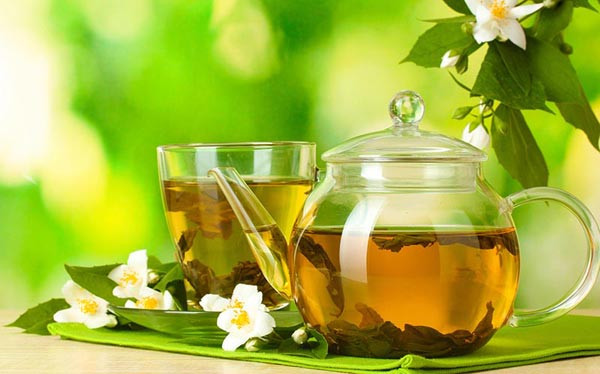 Uống trà thời điểm này, chất theophylline trong trà sẽ nhanh chóng phát huy tác dụng lợi tiểu. Từ đó, thúc đẩy quá trình xâm nhập sớm của acetaldehyde chưa kịp phân hủy vào thận. Hậu quả là acetaldehyde sẽ kích thích, gây hại cho thận.