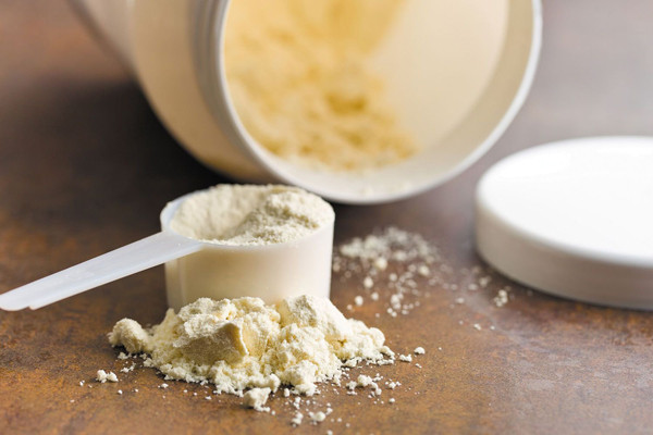 1. Dùng bột protein để tăng cường miễn dịch. Bột protein được sản xuất với mục đích chính là bổ sung protein cho đối tượng thiếu hụt như người bị chấn thương, bỏng, người vừa trải qua phẫu thuật, bệnh nhân u bướu, xạ trị, hóa trị. Người có chức năng tiêu hóa yếu như phụ nữ có thai, phụ nữ cho con bú, người già... cũng có thể dùng bột protein theo hướng dẫn của bác sĩ. (Ảnh minh họa)