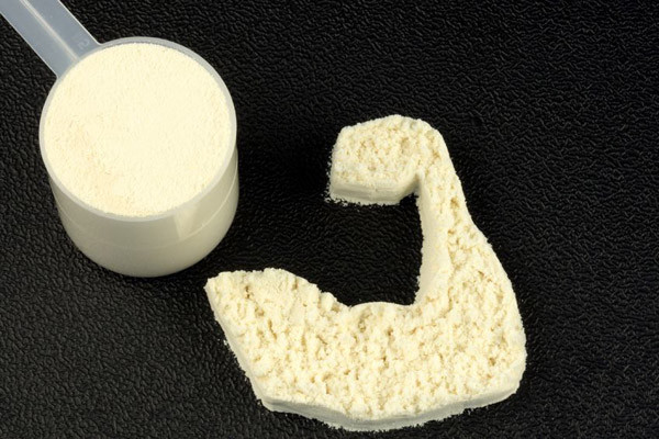 Vậy nhưng, nhiều người tự ý sử dụng bột protein với hi vọng “bổ sung dinh dưỡng, tăng cường đề kháng”. Không thể phủ nhận tác dụng của bột protein song sử dụng tùy tiện hại nhiều hơn lợi. Cụ thể, bổ sung quá nhiều protein sẽ làm tăng mất canxi xương. Những người có vấn đề về chức năng thận, tiêu thụ quá nhiều bột protein còn làm tăng nguy cơ lão hóa, tổn thương thận.