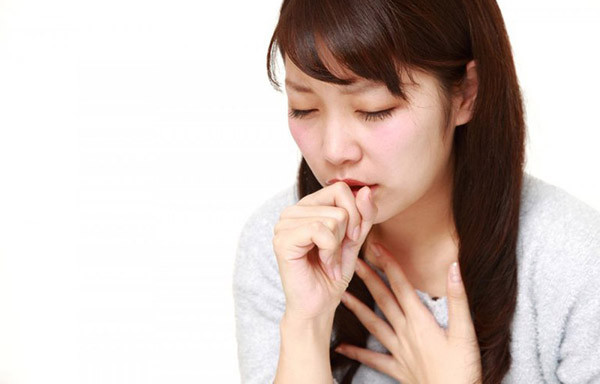 Ho không rõ nguyên nhân. Người bệnh bị ho song không phải do cảm lạnh, viêm họng hay viêm phế quản. (Ảnh minh họa)