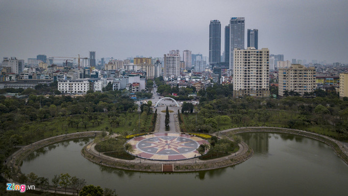 Bãi đỗ xe ngầm này được đề xuất xây 3 hầm ngầm. Hai hầm dưới cùng dự kiến có diện tích 24.000 m2 và làm chỗ đỗ cho khoảng 874 ôtô. Hầm trên cùng, chủ đầu tư dự định dành 12.000 m2 kinh doanh thương mại. Trong đó xây dựng rạp chiếu phim, trung tâm tổ chức sự kiện, khu vui chơi trẻ em, khu tập thể thao gyms, trung tâm thương mại…