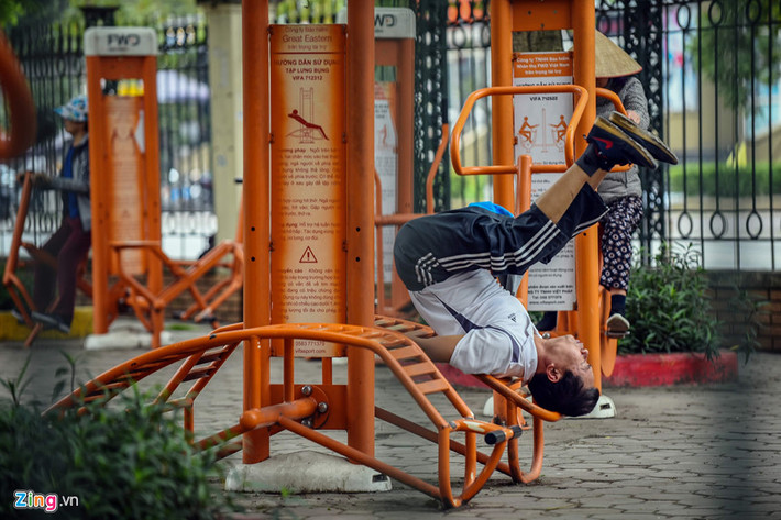 Gần công viên này, Hà Nội cũng dự kiến xây một công viên khác rộng 32 ha là Công viên CV1 Cầu Giấy. Tuy nhiên dự án hiện tại vẫn là bãi đất trống dù đã khởi công được vài năm. Một dự án khác là Công viên Nam Trung Yên (phường Yên Hòa) cũng trong tình trạng đắp chiếu tương tự.
