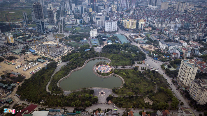Nằm tại trung tâm quận Cầu Giấy (Hà Nội), công viên Cầu Giấy được ví như "lá phổi xanh" của quận này. Với tốc độ đô thị hóa nhanh, nhưng quận Cầu Giấy chỉ có 3 công viên là Nghĩa Đô, Cầu Giấy và mới khánh thành Nhân Chính. Mới đây Công ty cổ phần đầu tư và phát triển đô thị Tây Hồ có đề xuất UBND TP Hà Nội và được đồng ý dự án bãi đỗ xe ngầm tại một phần đông bắc Công viên Cầu Giấy. Doanh nghiệp này xin xén 1,45 ha (trên tổng diện tích 10 ha).
