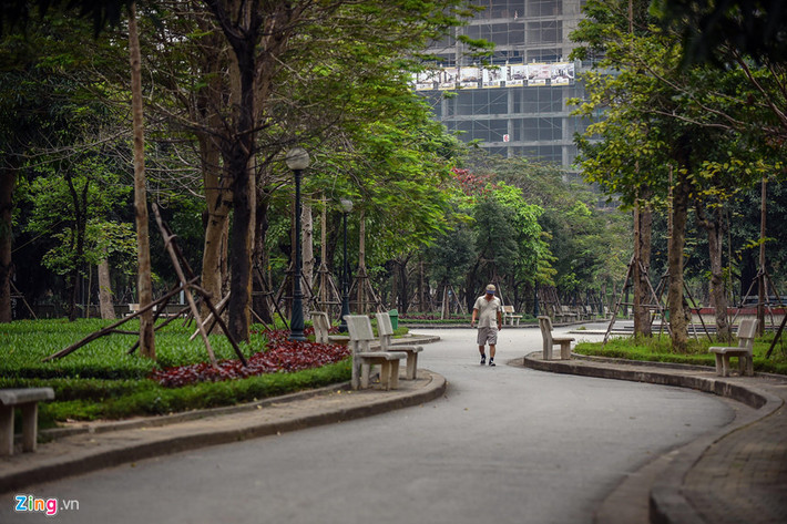 Công viên Cầu Giấy hiện được cho là những "lá phổi xanh" ít ỏi của Cầu Giấy nói riêng và Hà Nội nói chung. Mỗi ngày có hàng nghìn lượt người dân đến công viên tập thể dục, vui chơi, đi dạo, thư giãn...