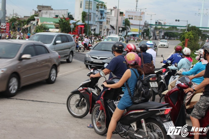 Cấm băng ngang theo đường sắt, nhưng nhiều người dân vẫn liều mình luồn lách, băng qua khi ô tô chạy với tốc độ cao.