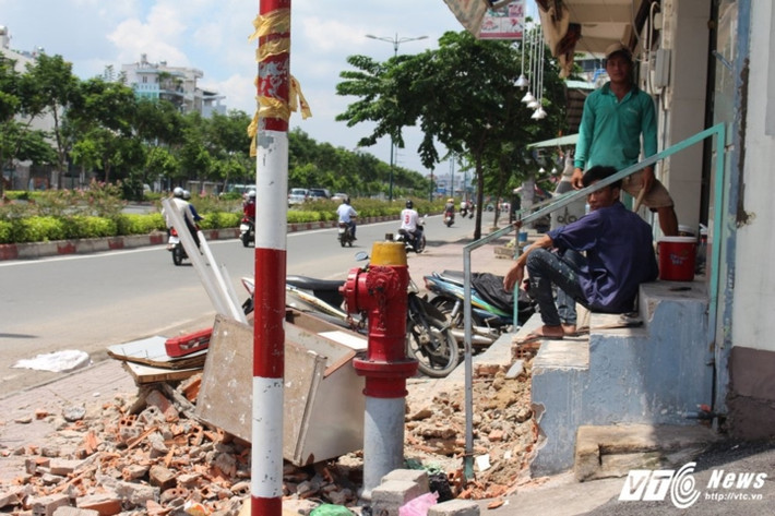 Nhếch nhác trên vỉa hè trên con đường đẹp nhất Sài Gòn.