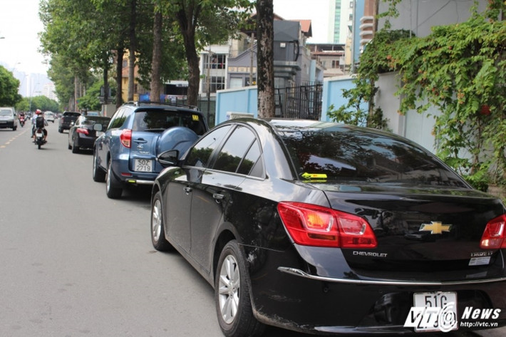 Đậu xe ô tô dưới lòng đường trên đường Hoàng Sa như chỗ không người.