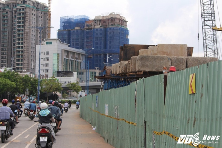 Công trình thi công gây nguy hiểm cho phương tiện qua lại.