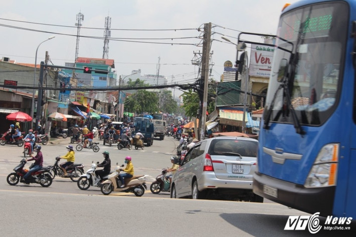 Đoạn giao nhau giữa đại lộ Phạm Văn Đồng với đường Hiệp Bình có độ dốc gần 45 độ khiến nhiều phương tiện luôn phải đạp thắng liên tục nếu không muốn xảy ra tai nạn.